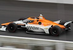 Juanas pablo Montoya IndyCar bolide. Jei įsižiūrėsite, pamatysite prie &scaron;almo vir&scaron;aus prijungtą storą žarną. (Zach Catanzareti Photo, Wikimedia (CC BY 2.0)