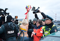 Prie "Litexpo" parodų rūmų Vilniuje sulaikyta "Femen" pusnuogė aktyvistė