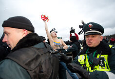 Prie "Litexpo" parodų rūmų Vilniuje sulaikyta "Femen" pusnuogė aktyvistė