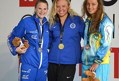 Parolimpinių žaidynių plaukimo čempionė Jessica Long (viduryje)