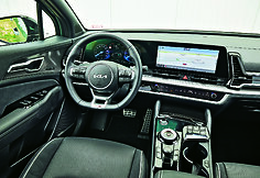 KIA Sportage. Puikią grafiką turintis liečiamasis ekranas yra per toli nuo vairuotojo.