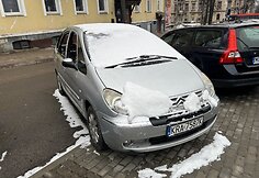 Apleisti automobiliai užsienietiškais numeriais šalia Vilniaus autobusų stoties