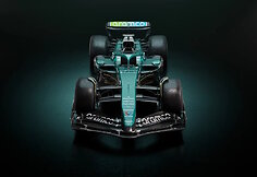 &bdquo;Aston Martin&ldquo; F1 komandos automobilis pristatymo Londone metu
