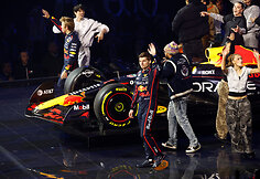 &bdquo;Oracle Red Bull Racing&ldquo; F1 komandos automobilis, Liamas Lawsonas ir Maxas Verstappenas