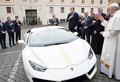 Popiežiaus Pranci&scaron;kaus &bdquo;Lamborghini&ldquo; buvo parduotas labdaros tikslais