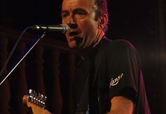 „The Stranglers“ legenda Hughas Cornwellas su grupe