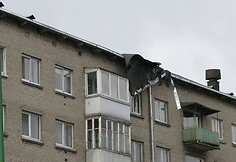 Klaipėdoje Taikos g. nuplė&scaron;tas daugiabučio stogas