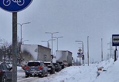 Eismas &Scaron;iauliuose, dėl sniego stoja vilkikai