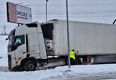 Eismas &Scaron;iauliuose, dėl sniego stoja vilkikai