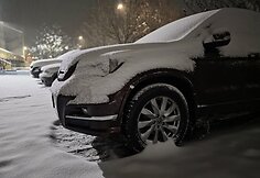 Apsnigti automobiliai Vilniuje