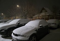 Apsnigti automobiliai Vilniuje