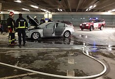 Kauno prekybos centre &bdquo;Akropolis&ldquo; užsidegė &bdquo;Audi A6&ldquo;
