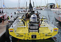 Roką Milevičių į regatą "Volvo Ocean Race" i&scaron;lydėjo minia lietuvių, tėvai ir draugė Erika 2014 m. spalio 11 d. 