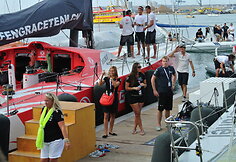 Roką Milevičių į regatą "Volvo Ocean Race" i&scaron;lydėjo minia lietuvių, tėvai ir draugė Erika 2014 m. spalio 11 d. 