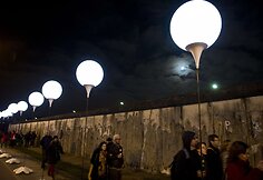 Meno projektas &bdquo;Lichtgrenze 2014&ldquo; (&bdquo;&Scaron;viesos siena 2014&ldquo;): Berlyną nu&scaron;vietė 8000 baltų &scaron;viestuvų