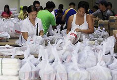 Filipinų gyventojai ruošiasi atremti taifūną Hagupit 2014 m. gruodžio 06 d.