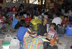Filipinų gyventojai ruošiasi atremti taifūną Hagupit 2014 m. gruodžio 06 d.