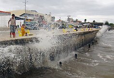 Filipinų gyventojai ruošiasi atremti taifūną Hagupit 2014 m. gruodžio 06 d.