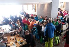 Slidinėjimas Austrijos Išgle (Ischgl): Kai lauke prastas oras, per pietus rasti laisvą vietą bare - sunkus uždavinys.