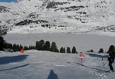 Slidinėjimas Austrijos Išgle (Ischgl): Galtüre kelios trasos nubėga link užtvenkto ežero.
