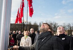Benediktas Vanagas Vilniaus Luki&scaron;kių aik&scaron;tėje i&scaron;kėlė istorinę Lietuvos vėliavą