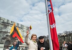 Benediktas Vanagas Vilniaus Luki&scaron;kių aik&scaron;tėje i&scaron;kėlė istorinę Lietuvos vėliavą