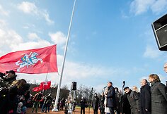Benediktas Vanagas Vilniaus Luki&scaron;kių aik&scaron;tėje i&scaron;kėlė istorinę Lietuvos vėliavą