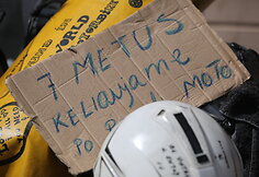 Sutuoktiniai suomis Denas ir ispanė Lola keliauja po pasaulį motociklais