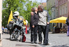 Sutuoktiniai suomis Denas ir ispanė Lola keliauja po pasaulį motociklais