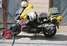 Sutuoktiniai suomis Denas ir ispanė Lola keliauja po pasaulį motociklais