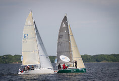 Tradicinė žurnalistų regata Kauno mariose, pirmasis etapas, 15min komanda (kairėje)