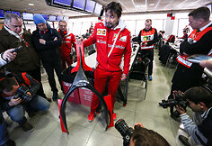 „Ferrari“ išbandė galvos apsaugos sistemos prototipą