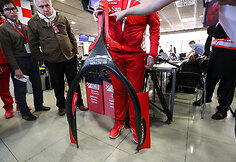 „Ferrari“ išbandė galvos apsaugos sistemos prototipą
