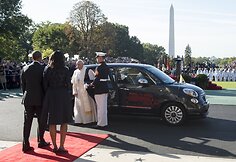 Popiežių Pranci&scaron;kų Niujorke vežiojęs &bdquo;Fiat&ldquo; parduodamas aukcione