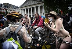 Nuogas protestas Briuselyje