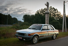 2000 km žygis i&scaron; Vilniaus į Paryžių su 30 metų senumo &bdquo;Peugeot 305&ldquo; ir naujuoju 308