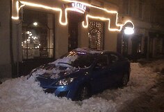 Sniegas Vilniaus centre užgriuvo automobilį