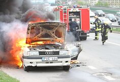 Vilniuje sudegė „Audi“