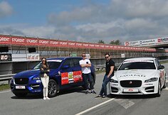 Lenktynių &bdquo;Rescue car&ldquo; oficialiai tituluojamas &bdquo;Jaguar F-Pace&ldquo;, o &bdquo;Safety car&ldquo; &ndash; &bdquo;Jaguar XF&ldquo;
