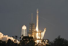 &bdquo;SpaceX&ldquo; sėkmingai paleido ir nutupdė jau panaudotą raketą
