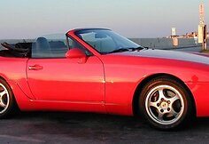 Porsche 968 žibintai nebuvo i&scaron; tikrųjų paslepiami &ndash; jie tiesiog atsilenkdavo atgal ir įsiliedavo į automobilio kapoto siluetą. (Atlant, Wikimedia(CC BY 2.5)