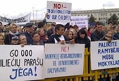 Lenkų protesto mitingas prie Lietuvos respublikos Seimo