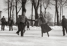 J. Miežlai&scaron;kis. Aviatoriai čiuožykloje. Kaunas 1938 m. &Scaron;i fotografija laimėjo sidabro medalį aviacijos fotoparodoje Italijoje (Lietuvos centrinis valstybinis archyvas).