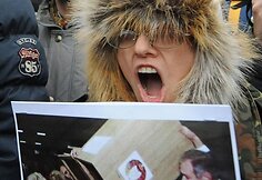 I&scaron;radingiausi demonstrantų plakatai ir kaukės