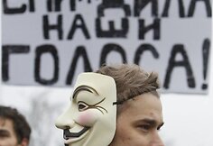 I&scaron;radingiausi demonstrantų plakatai ir kaukės