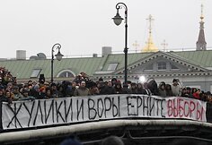 I&scaron;radingiausi demonstrantų plakatai ir kaukės
