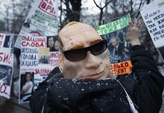 I&scaron;radingiausi demonstrantų plakatai ir kaukės
