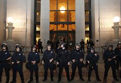 Oklande protestuotojai susigrūmė su policija.