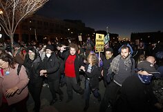 Oklande protestuotojai susigrūmė su policija.