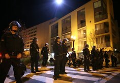 Oklande protestuotojai susigrūmė su policija.